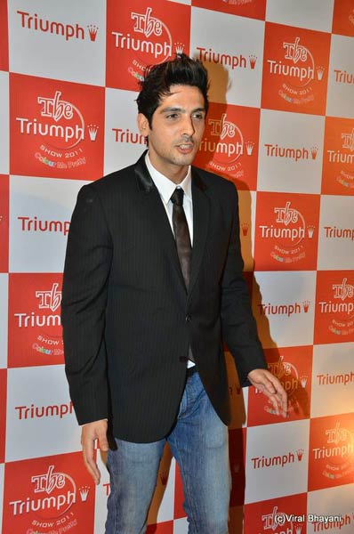 फराह खान के शो में बॉलीवुड सितारे । रैंप पर बिकनी मॉडल्‍स