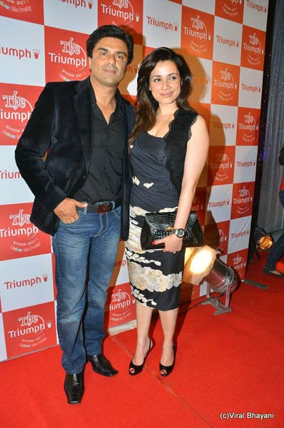 फराह खान के शो में बॉलीवुड सितारे । रैंप पर बिकनी मॉडल्‍स