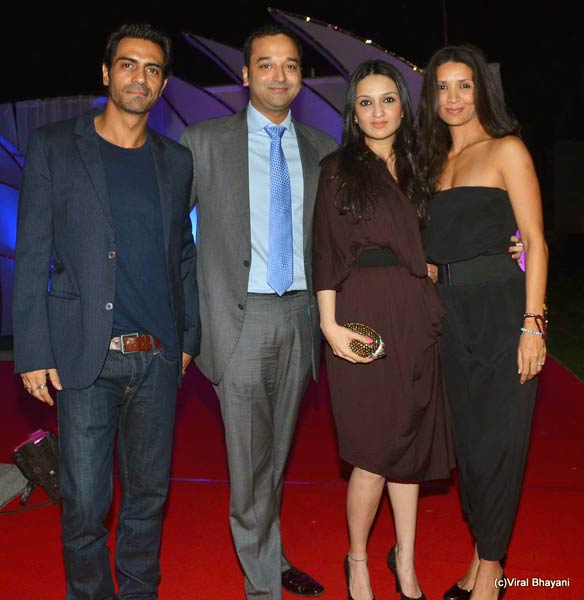 फराह खान के शो में बॉलीवुड सितारे । रैंप पर बिकनी मॉडल्‍स