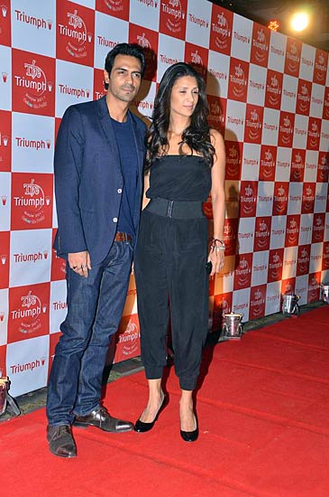 फराह खान के शो में बॉलीवुड सितारे । रैंप पर बिकनी मॉडल्‍स