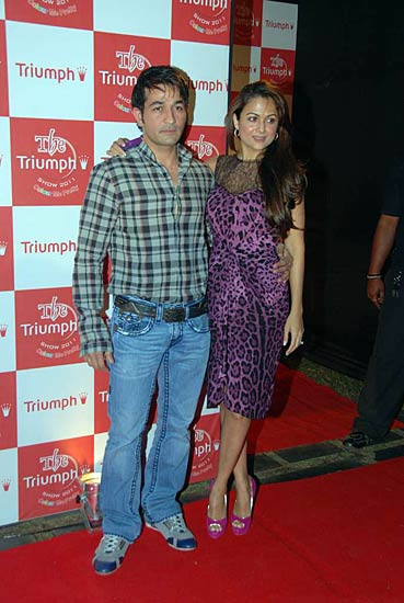 फराह खान के शो में बॉलीवुड सितारे । रैंप पर बिकनी मॉडल्‍स