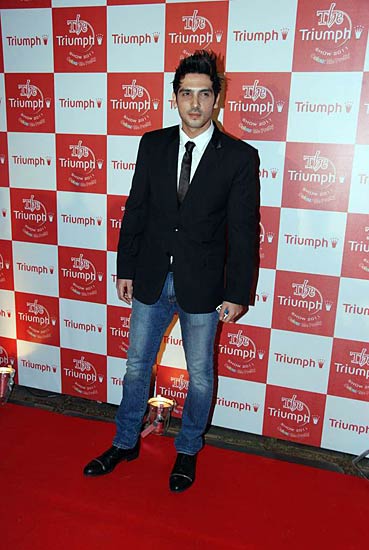 फराह खान के शो में बॉलीवुड सितारे । रैंप पर बिकनी मॉडल्‍स