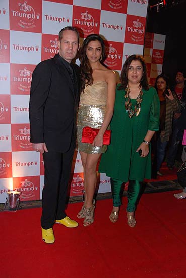 फराह खान के शो में बॉलीवुड सितारे । रैंप पर बिकनी मॉडल्‍स