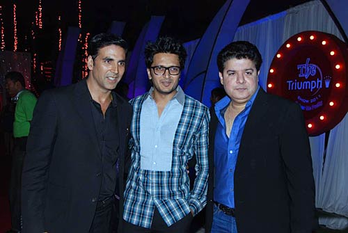 फराह खान के शो में बॉलीवुड सितारे । रैंप पर बिकनी मॉडल्‍स