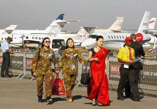 शाहिद ने उड़ाया एफ-16 विमान...| हसीनों की दिलकश अदाएं