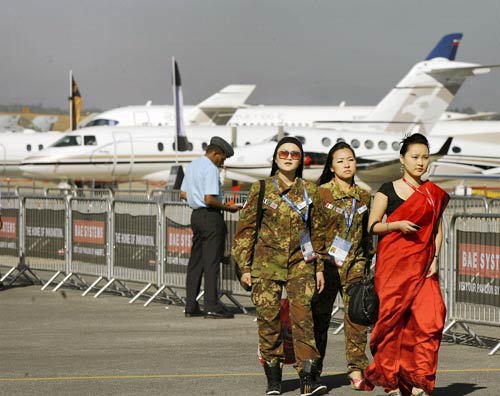 शाहिद ने उड़ाया एफ-16 विमान...| हसीनों की दिलकश अदाएं