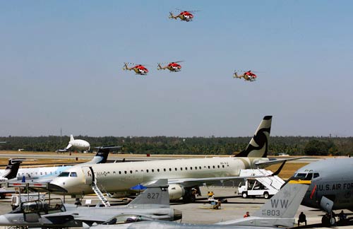 शाहिद ने उड़ाया एफ-16 विमान...| हसीनों की दिलकश अदाएं