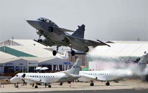 शाहिद ने उड़ाया एफ-16 विमान...| हसीनों की दिलकश अदाएं