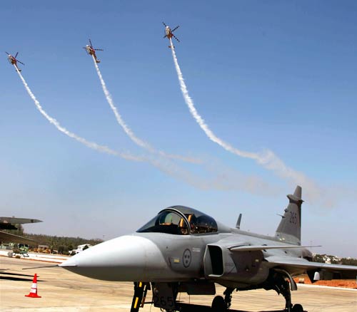 शाहिद ने उड़ाया एफ-16 विमान...| हसीनों की दिलकश अदाएं