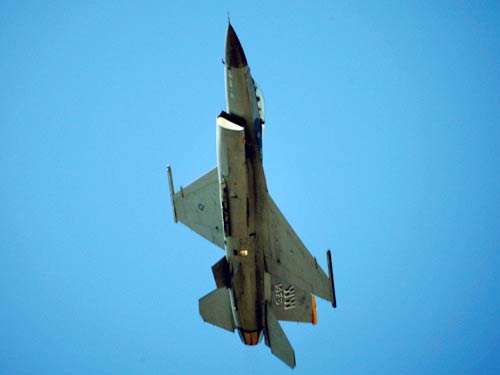 शाहिद ने उड़ाया एफ-16 विमान...| हसीनों की दिलकश अदाएं