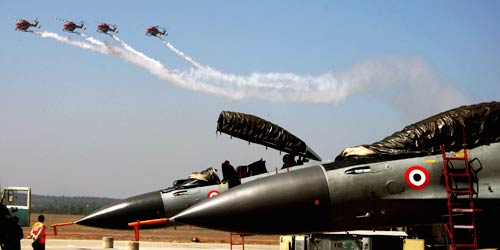 शाहिद ने उड़ाया एफ-16 विमान...| हसीनों की दिलकश अदाएं