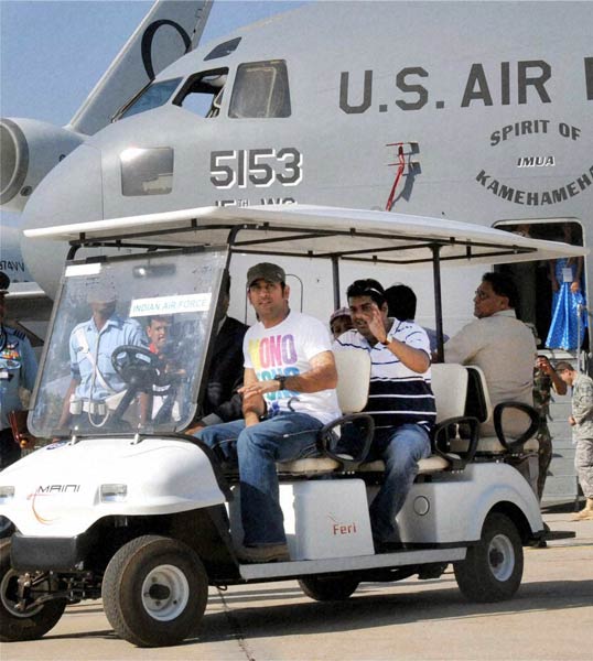 शाहिद ने उड़ाया एफ-16 विमान...| हसीनों की दिलकश अदाएं