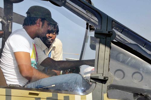 शाहिद ने उड़ाया एफ-16 विमान...| हसीनों की दिलकश अदाएं