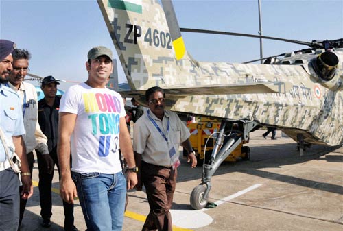 शाहिद ने उड़ाया एफ-16 विमान...| हसीनों की दिलकश अदाएं