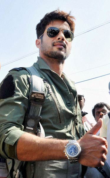 शाहिद ने उड़ाया एफ-16 विमान...| हसीनों की दिलकश अदाएं