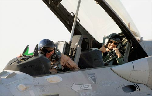 शाहिद ने उड़ाया एफ-16 विमान...| हसीनों की दिलकश अदाएं