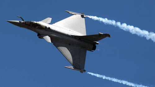 शाहिद ने उड़ाया एफ-16 विमान...| हसीनों की दिलकश अदाएं