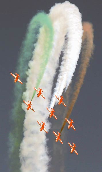 शाहिद ने उड़ाया एफ-16 विमान...| हसीनों की दिलकश अदाएं