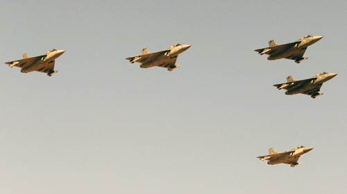 शाहिद ने उड़ाया एफ-16 विमान...| हसीनों की दिलकश अदाएं