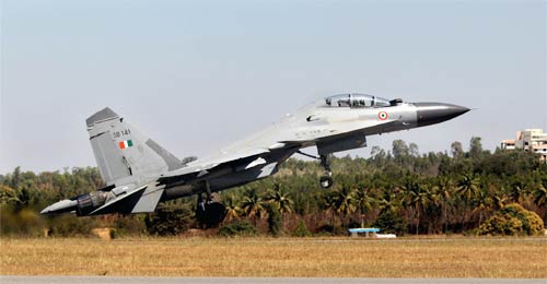 शाहिद ने उड़ाया एफ-16 विमान...| हसीनों की दिलकश अदाएं