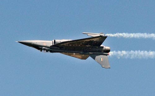 शाहिद ने उड़ाया एफ-16 विमान...| हसीनों की दिलकश अदाएं