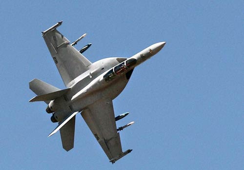 शाहिद ने उड़ाया एफ-16 विमान...| हसीनों की दिलकश अदाएं