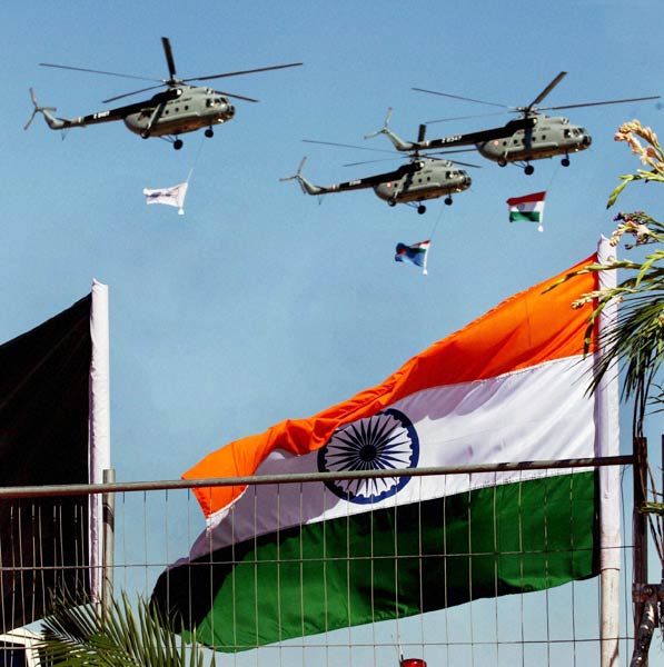 शाहिद ने उड़ाया एफ-16 विमान...| हसीनों की दिलकश अदाएं