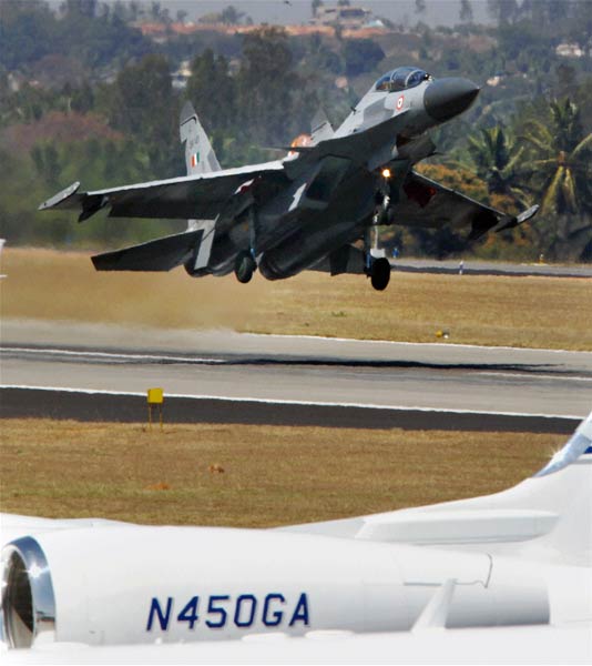 शाहिद ने उड़ाया एफ-16 विमान...| हसीनों की दिलकश अदाएं