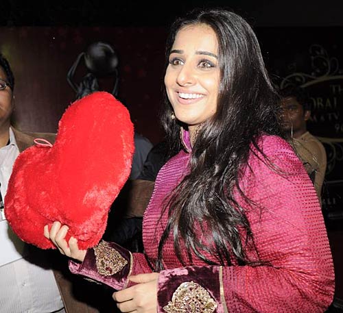 सितारों से सजा बालाजी अवॉर्ड समारोह... | सितारों की मौज