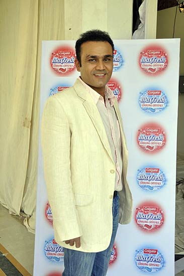 बॉलीवुड सितारों व खिलाड़ि‍यों की जुगलबंदी । क्रिकेट फीवर