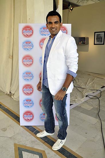 बॉलीवुड सितारों व खिलाड़ि‍यों की जुगलबंदी । क्रिकेट फीवर