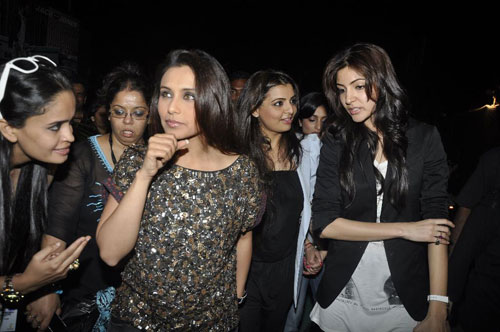 ब्रायन एडम्‍स के कॉन्‍सर्ट में उमड़ा बॉलीवुड | सितारों की मौज