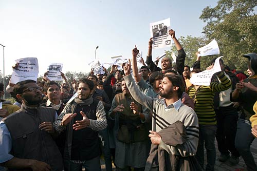 मुबारक के खिलाफ भारत में भी उठी आवाज