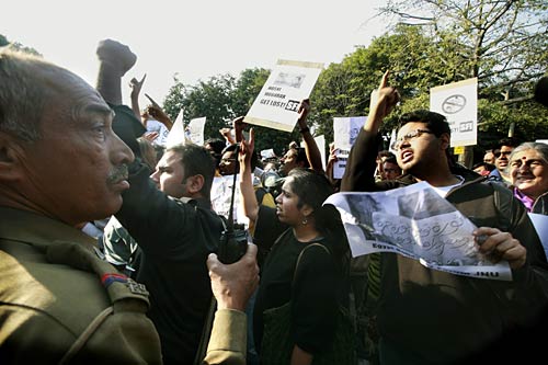 मुबारक के खिलाफ भारत में भी उठी आवाज