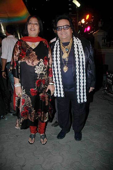 'हम दोनों' के प्रीमियर पर सितारे । सितारों की मस्‍ती