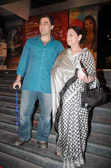 'हम दोनों' के प्रीमियर पर सितारे । सितारों की मस्‍ती