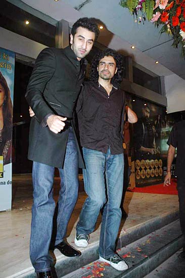 'हम दोनों' के प्रीमियर पर सितारे । सितारों की मस्‍ती