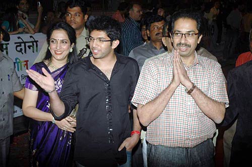 'हम दोनों' के प्रीमियर पर सितारे । सितारों की मस्‍ती