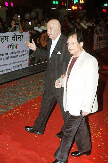 'हम दोनों' के प्रीमियर पर सितारे । सितारों की मस्‍ती