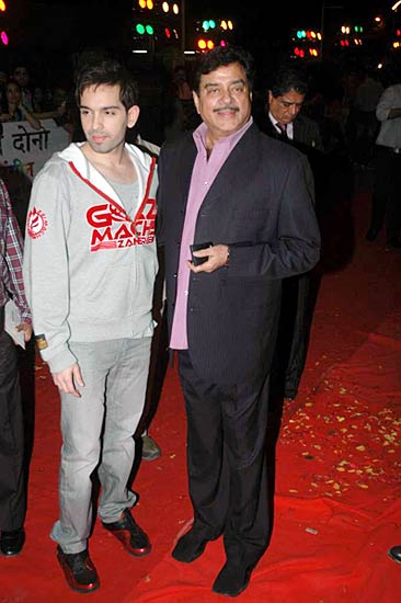 'हम दोनों' के प्रीमियर पर सितारे । सितारों की मस्‍ती