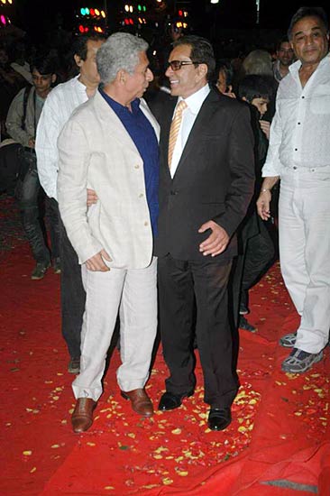 'हम दोनों' के प्रीमियर पर सितारे । सितारों की मस्‍ती