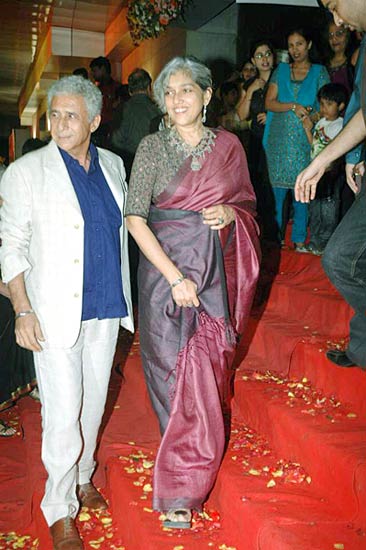 'हम दोनों' के प्रीमियर पर सितारे । सितारों की मस्‍ती