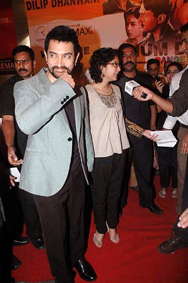 'हम दोनों' के प्रीमियर पर सितारे । सितारों की मस्‍ती