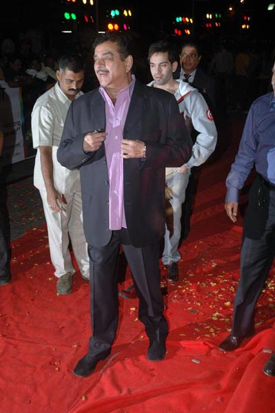 'हम दोनों' के प्रीमियर पर सितारे । सितारों की मस्‍ती