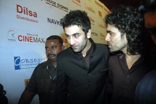 'हम दोनों' के प्रीमियर पर सितारे । सितारों की मस्‍ती