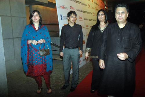 'हम दोनों' के प्रीमियर पर सितारे । सितारों की मस्‍ती