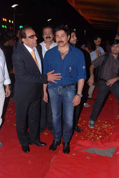 'हम दोनों' के प्रीमियर पर सितारे । सितारों की मस्‍ती