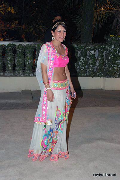 सितारों से गुलजार रिसेप्‍शन पार्टी । फराह के शो में सितारे