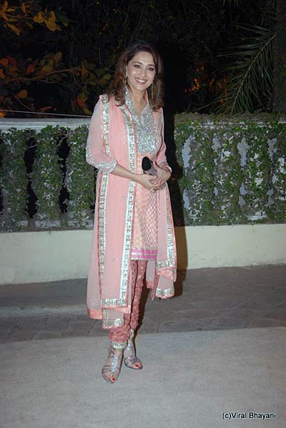 सितारों से गुलजार रिसेप्‍शन पार्टी । फराह के शो में सितारे