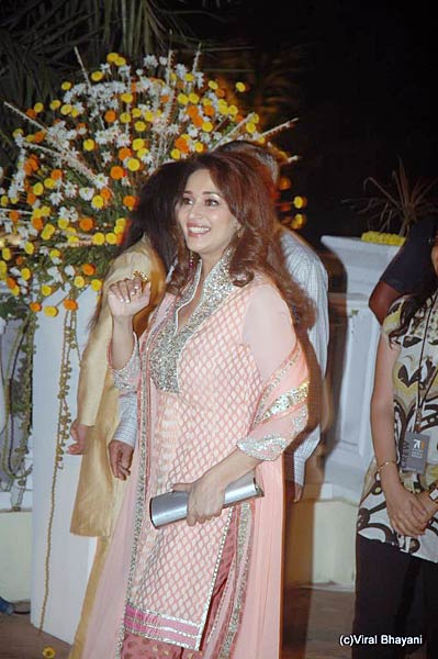 सितारों से गुलजार रिसेप्‍शन पार्टी । फराह के शो में सितारे